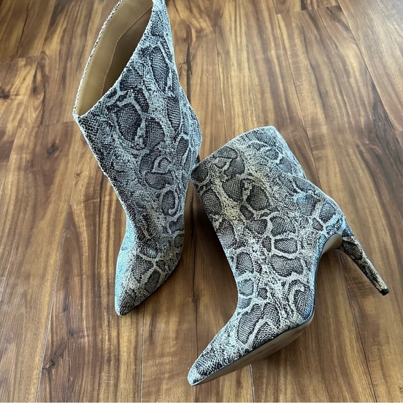 Express Snakeskin print pointy toe boots Size: 9 - Picture 1 of 4